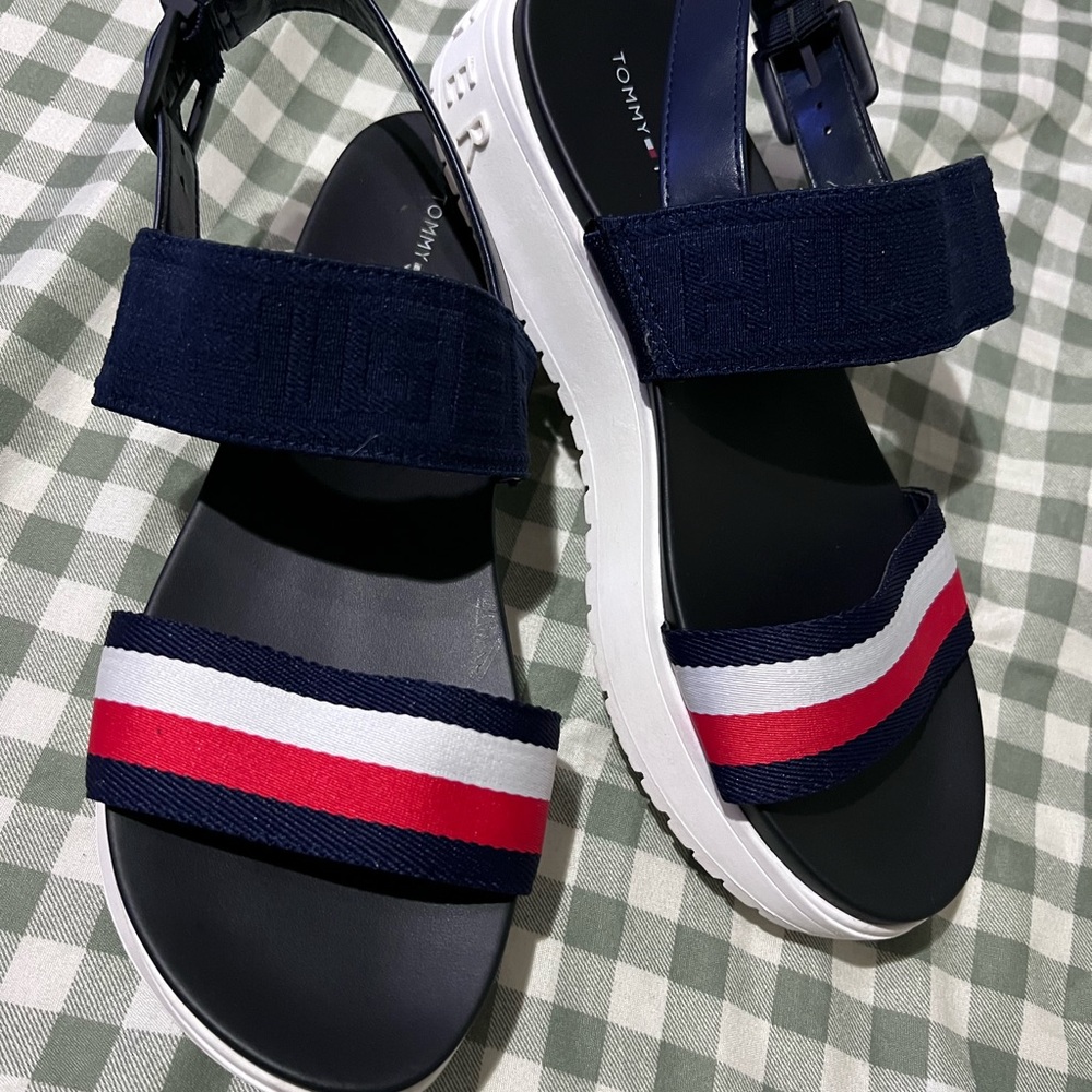 Tommy Hilfiger sandals. Cushioned. Adjustable strap. Multicolored.